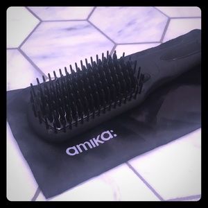 Amika Polished Perfection straightening brush